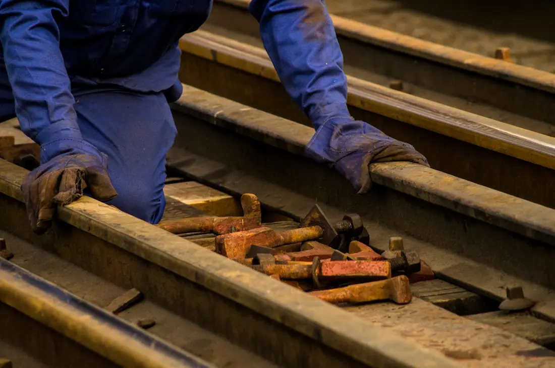 Mains gantées d'un ouvrier ferroviaire au travail, formation SECUFER Rennes